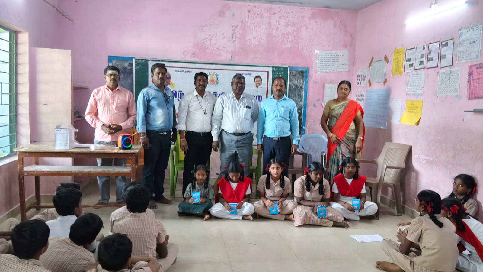 கிருஷ்ணகிரி பழையபேட்டை அரசு உருது பள்ளியில் தமிழ் வளர்ச்சித் துறை சார்பாக மாணவர்களுக்கு திருக்குறள் போட்டி நடத்தப்பட்டது