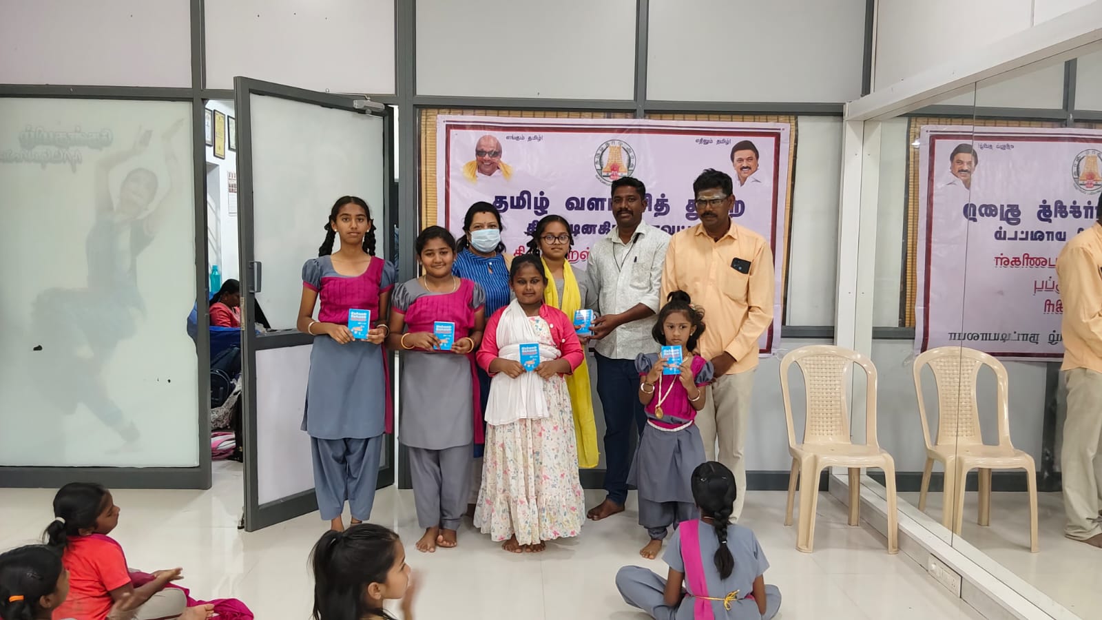 கிருஷ்ணகிரி பழையபேட்டை அரசு நடுநிலை பள்ளியில் தமிழ் வளர்ச்சித் துறை சார்பாக மாணவர்களுக்கு திருக்குறள் போட்டி நடத்தப்பட்டது